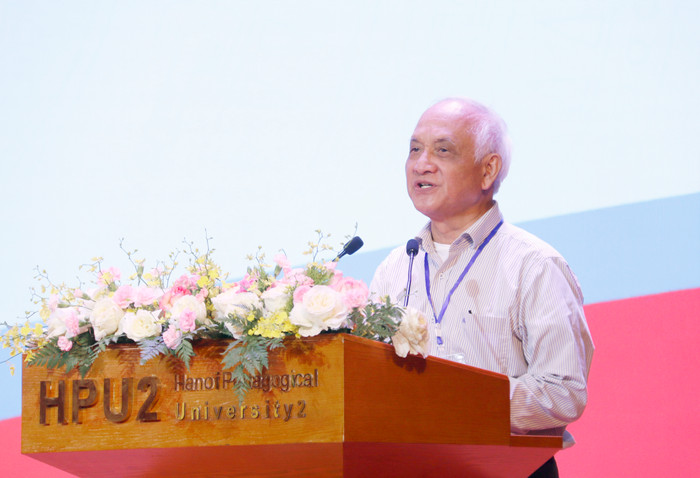Phó Giáo sư, Tiến sĩ Trần Đức Cường - Chủ tịch Hội Khoa học Lịch sử Việt Nam trình bày tại phiên toàn thể. GDVN_Trần Đức Cường - 3.jpg
