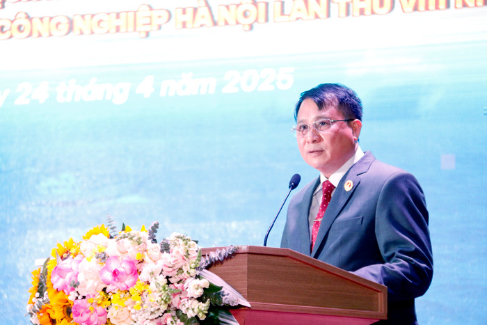 Phó Giáo sư, Tiến sĩ Lê Hồng Quân - Chủ tịch Hội đồng trường, Trường Đại học Công nghiệp Hà Nội phát biểu khai mạc chương trình nghệ thuật. GDVN_CT.jpg