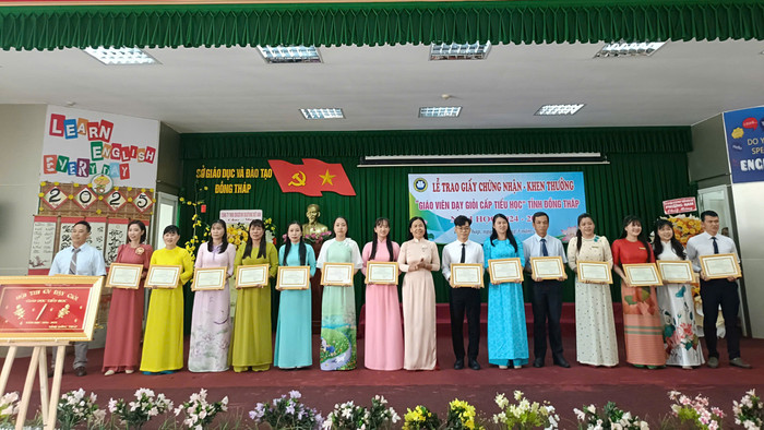 Bà Ngô Thúy Anh - Trưởng phòng, Phòng Giáo dục Mầm non - Tiểu học (Sở Giáo dục và Đào tạo tỉnh Đồng Tháp) trao thưởng cho giáo viên đạt Danh hiệu “Giáo viên dạy giỏi cấp tiểu học” tỉnh Đồng Tháp năm học 2024 - 2025. z6458089765778_c9abee253cbd0b1d8c991c14a5740af6.jpg