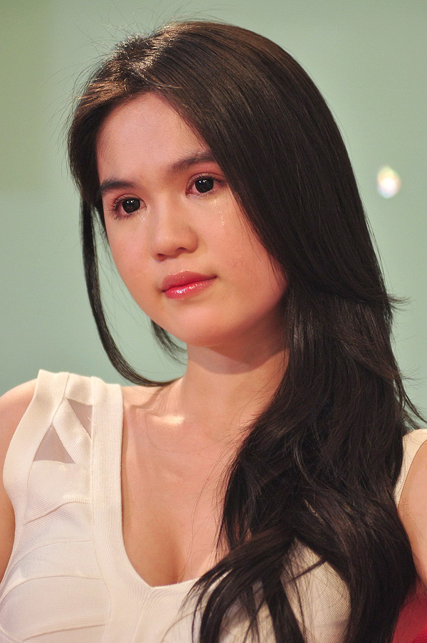 "Nữ hoàng đồ lót" Ngọc Trinh đã không kìm được những giọt nước mắt được hỏi về sự phản đối của dư luận khi cô giành được ngôi vị Hoa hậu Việt Nam Hoàn cầu 2011. Trước đó, cô cũng vấp phải sự chỉ trích nặng nề của cộng đồng mạng trong một bài báo chia sẻ về hoàn cảnh gia đình nghèo khó, cũng như sự tự tin của cô về vẻ đẹp hình thể. "Nữ hoàng đồ lót" Ngọc Trinh đã không kìm được những giọt nước mắt được hỏi về sự phản đối của dư luận khi cô giành được ngôi vị Hoa hậu Việt Nam Hoàn cầu 2011. Trước đó, cô cũng vấp phải sự chỉ trích nặng nề của cộng đồng mạng trong một bài báo chia sẻ về hoàn cảnh gia đình nghèo khó, cũng như sự tự tin của cô về vẻ đẹp hình thể.