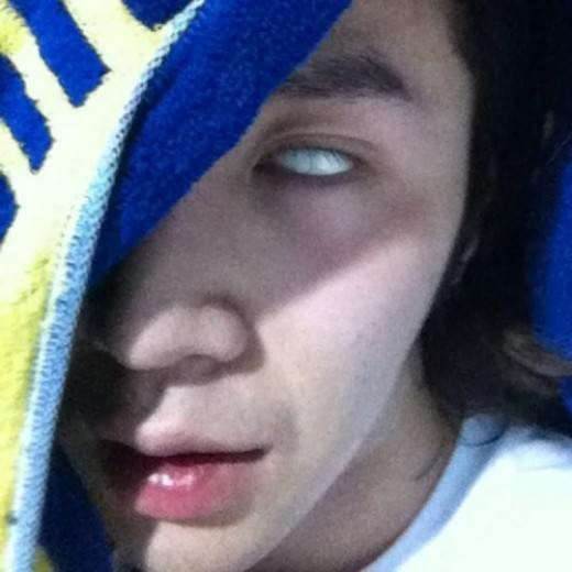 Jang Geun Suk dọa ma với hình ảnh mắt toàn lòng trắng Jang Geun Suk dọa ma với hình ảnh mắt toàn lòng trắng