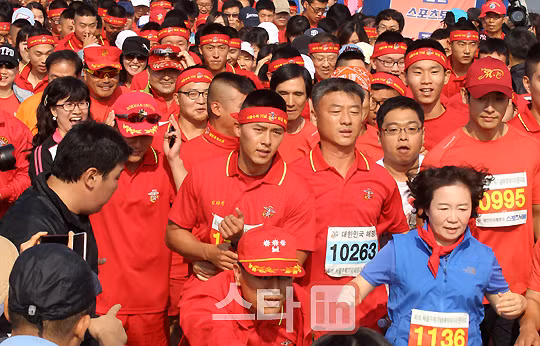 Hyun Bin thi chạy trong màu áo Hải quân Lục chiến ảnh 9