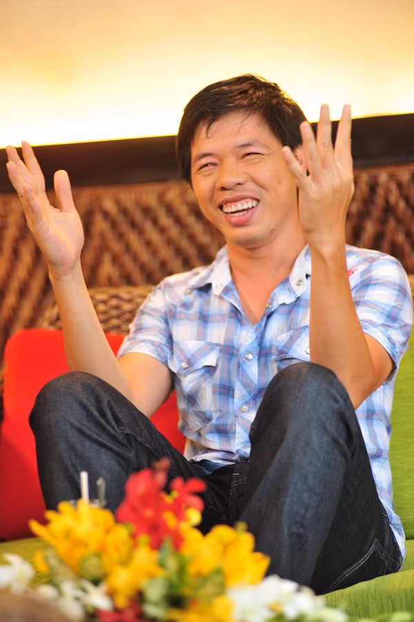 Thái Hòa cười tươi hết cỡ nói về thành công của anh với vai diễn gay "Chị Hội" trong "Để mai tính" và cả bộ phim điện ảnh "Long Ruồi". Thái Hòa cười tươi hết cỡ nói về thành công của anh với vai diễn gay "Chị Hội" trong "Để mai tính" và cả bộ phim điện ảnh "Long Ruồi".