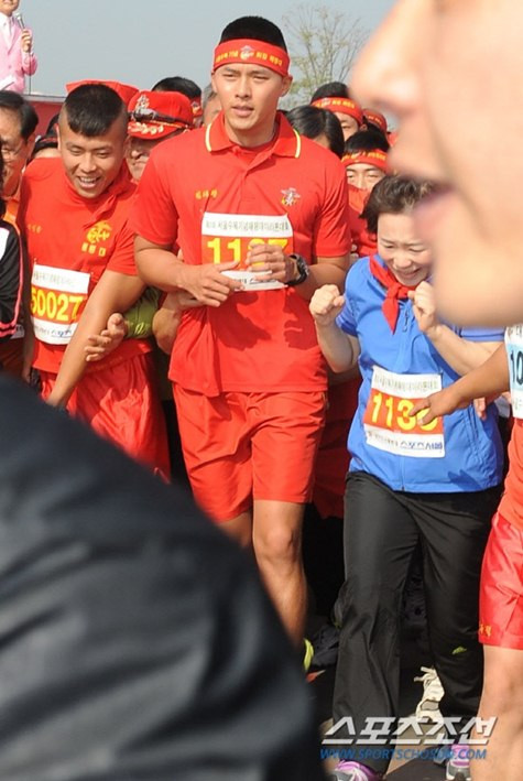 Hyun Bin thi chạy trong màu áo Hải quân Lục chiến ảnh 5 Hyun Bin thi chạy trong màu áo Hải quân Lục chiến ảnh 5