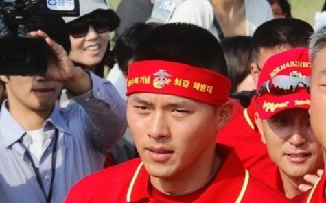 Hyun Bin thi chạy trong màu áo Hải quân Lục chiến ảnh 1 Hyun Bin thi chạy trong màu áo Hải quân Lục chiến ảnh 1