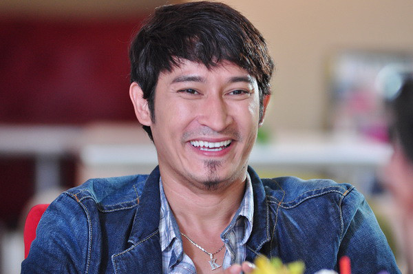 Nhắc đến những mối tình với nhiều người đẹp của showbiz Việt, Huy Khánh không hề lảng tránh và thật lòng chia sẻ nhiều kỷ niệm đẹp trong tình trường. Anh cũng vui vẻ kể lại quãng thời gian làm diễn viên quần chúng kiêm nhân viên hậu đài, trước khi trở thành gương mặt "đào hoa" trên màn ảnh. Nhắc đến những mối tình với nhiều người đẹp của showbiz Việt, Huy Khánh không hề lảng tránh và thật lòng chia sẻ nhiều kỷ niệm đẹp trong tình trường. Anh cũng vui vẻ kể lại quãng thời gian làm diễn viên quần chúng kiêm nhân viên hậu đài, trước khi trở thành gương mặt "đào hoa" trên màn ảnh.