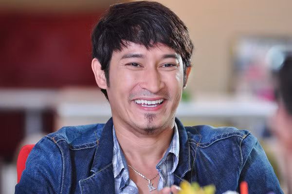 Nhắc đến những mối tình với nhiều người đẹp của showbiz Việt, Huy Khánh không hề lảng tránh và thật lòng chia sẻ nhiều kỷ niệm đẹp trong tình trường. Anh cũng vui vẻ kể lại quãng thời gian làm diễn viên quần chúng kiêm nhân viên hậu đài, trước khi trở thành gương mặt "đào hoa" trên màn ảnh. Nhắc đến những mối tình với nhiều người đẹp của showbiz Việt, Huy Khánh không hề lảng tránh và thật lòng chia sẻ nhiều kỷ niệm đẹp trong tình trường. Anh cũng vui vẻ kể lại quãng thời gian làm diễn viên quần chúng kiêm nhân viên hậu đài, trước khi trở thành gương mặt "đào hoa" trên màn ảnh.