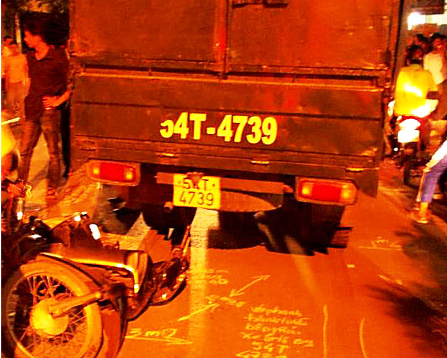 Xe tai 'nuot tron' nguoi va xe may