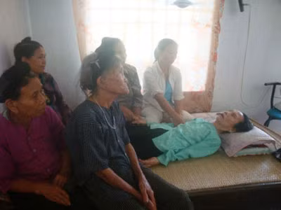 Thời gian gần đây con cái, anh em luôn luôn túc trực chăm sóc cụ Chênh chu đáo.