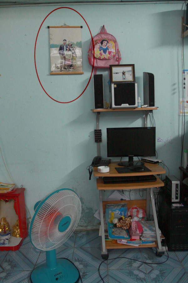 Tấm ảnh cả gia đình đi du lịch vẫn còn được trên tường nhà anh N.T.A Tấm ảnh cả gia đình đi du lịch vẫn còn được trên tường nhà anh N.T.A