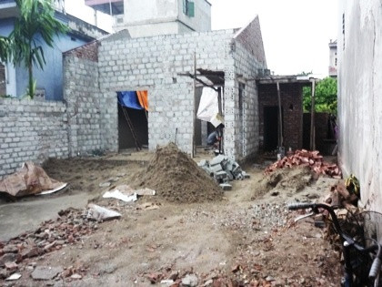 Để đảm bảo an toàn cho bà Hởi cho tới tận khi người ta xây xong một căn nhà cho bà ra ở riêng, xã đã cử một đội an ninh xuống trực ở khu vực đang thi công từ gần một tháng nay Dang long chuyen me gia gui don to cao con trai