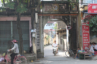 Cổng Tò Vò - lối vào "vườn quan" xưa. Cổng Tò Vò - lối vào "vườn quan" xưa.