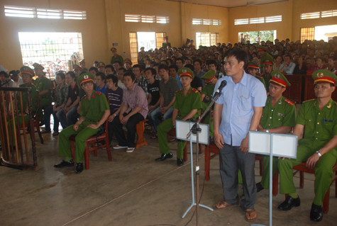 Phiên tòa thu hút rất nhiều người tham dự Phiên tòa thu hút rất nhiều người tham dự