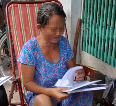 Mẹ chị Linh với là đơn gửi Hội phụ nữ nhờ can thiệp về việc nuôi dưỡng hai cháu ngoại. Ảnh: Kiến Tường Mẹ chị Linh với là đơn gửi Hội phụ nữ nhờ can thiệp về việc nuôi dưỡng hai cháu ngoại. Ảnh: Kiến Tường