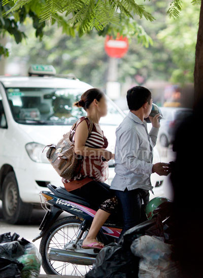 "Chuyện tiền nong, anh chị cứ bồi dưỡng bao nhiêu thì tùy. Em không đòi hỏi bất cứ điều gì” "Chuyện tiền nong, anh chị cứ bồi dưỡng bao nhiêu thì tùy. Em không đòi hỏi bất cứ điều gì”