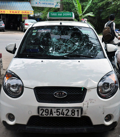 Chiếc xe taxi do Xiêm điều khiển. Lo dien nu tai xe taxi hat CSGT len nap ca-po