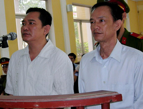 Bị cáo Tân và Lèo tại tòa sáng ngày 10/7. Ảnh: Thiên Phước "Quan" danh co tien ty bat khoc khi khai ban xiet no