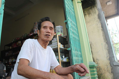 Cụ Phạm Văn Bợ kể về việc giấu vàng của người Tàu. Cụ Phạm Văn Bợ kể về việc giấu vàng của người Tàu.