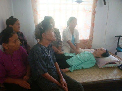 Thời gian gần đây con cái, anh em luôn luôn túc trực chăm sóc cụ Chênh chu đáo. Thời gian gần đây con cái, anh em luôn luôn túc trực chăm sóc cụ Chênh chu đáo.