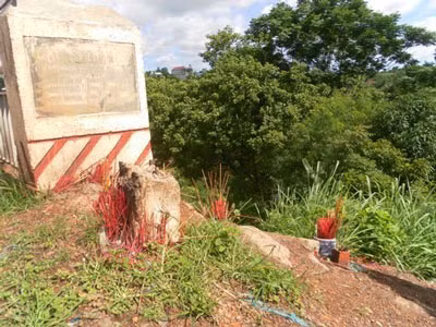 Những bát nhang của người qua đường tưởng nhớ những người xấu số