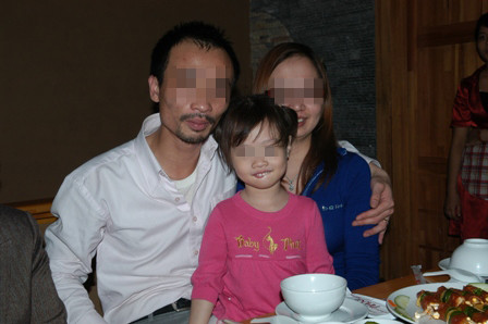 Gia đình anh Tuấn - chị Chi trước khi chị Chi bị bệnh Wilson.