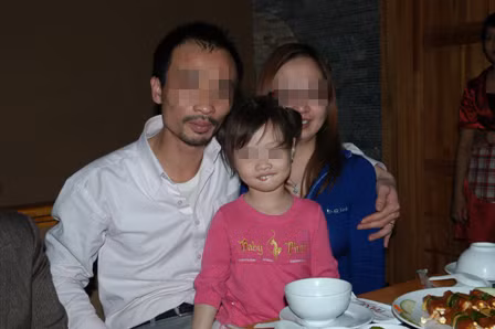 Gia đình anh Tuấn - chị Chi trước khi chị Chi bị bệnh Wilson.