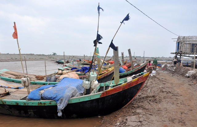 Và áp sát vào bãi, có nhiều phương tiện được đưa vào đầm thả cá để chống bão Và áp sát vào bãi, có nhiều phương tiện được đưa vào đầm thả cá để chống bão