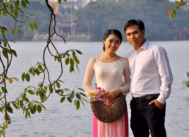 Mùa Thu về cũng là lúc mùa cưới nhộn nhịp, hàng ngày các đôi uyên ương lại về bên Hồ để ghi lại những hình ảnh hạnh phúc của cuộc đời mình. Mùa Thu về cũng là lúc mùa cưới nhộn nhịp, hàng ngày các đôi uyên ương lại về bên Hồ để ghi lại những hình ảnh hạnh phúc của cuộc đời mình.