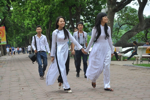 Các bạn trẻ tung tăng dạo bước trên hồ Gươm trong tiết trời thu mát mẻ. Các bạn trẻ tung tăng dạo bước trên hồ Gươm trong tiết trời thu mát mẻ.