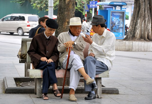 Những con người của hoài niệm lại gặp nhau trên hồ Gươm mỗi ngày. Những con người của hoài niệm lại gặp nhau trên hồ Gươm mỗi ngày.