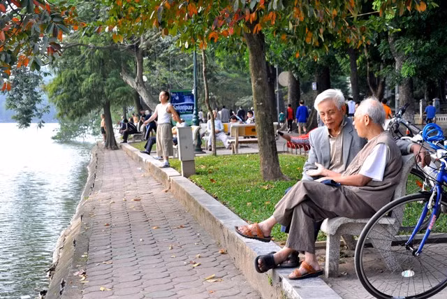 Với mỗi người Hà Nội, được hít thở không khí của hồ Gươm vừa là niềm hạnh phúc vừa là một niềm tự hào… Với mỗi người Hà Nội, được hít thở không khí của hồ Gươm vừa là niềm hạnh phúc vừa là một niềm tự hào…