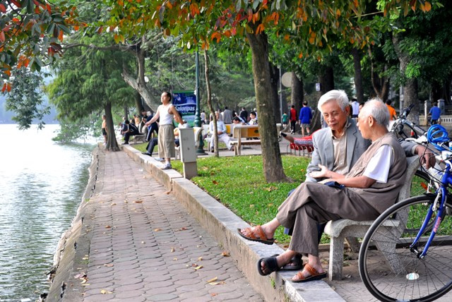 Với mỗi người Hà Nội, được hít thở không khí của hồ Gươm vừa là niềm hạnh phúc vừa là một niềm tự hào… Với mỗi người Hà Nội, được hít thở không khí của hồ Gươm vừa là niềm hạnh phúc vừa là một niềm tự hào…