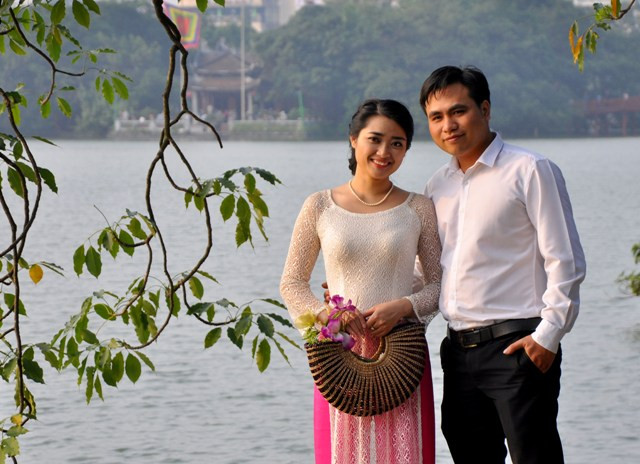 Mùa Thu về cũng là lúc mùa cưới nhộn nhịp, hàng ngày các đôi uyên ương lại về bên Hồ để ghi lại những hình ảnh hạnh phúc của cuộc đời mình. Mùa Thu về cũng là lúc mùa cưới nhộn nhịp, hàng ngày các đôi uyên ương lại về bên Hồ để ghi lại những hình ảnh hạnh phúc của cuộc đời mình.