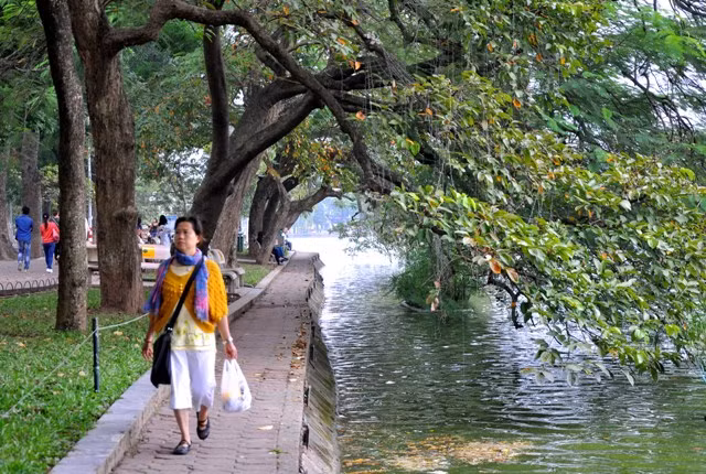 Dù trong thời gian nào, thời điểm nào hồ Gươm vẫn là điểm thu hút hàng triệu, hàng triệu con tim người Việt. Dù trong thời gian nào, thời điểm nào hồ Gươm vẫn là điểm thu hút hàng triệu, hàng triệu con tim người Việt.