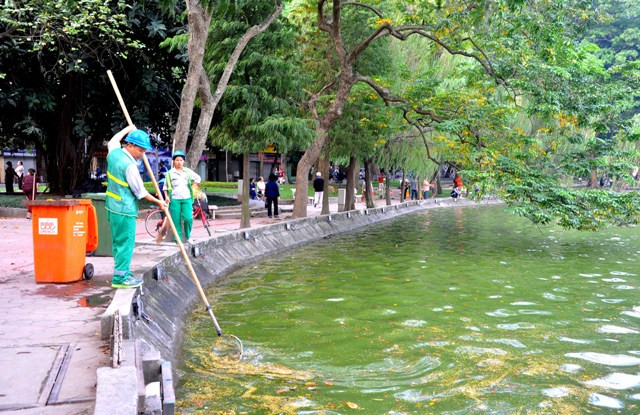 Các công nhân vệ sinh lại thu gom lá vàng trên mặt nước hồ Gươm mỗi lúc sớm. Các công nhân vệ sinh lại thu gom lá vàng trên mặt nước hồ Gươm mỗi lúc sớm.