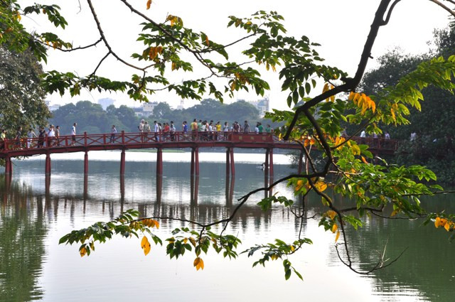 Cầu Thê Húc thơ mộng trên dòng nước xanh biếc của Hồ Gươm. Cầu Thê Húc thơ mộng trên dòng nước xanh biếc của Hồ Gươm.