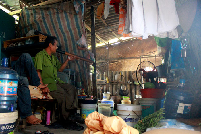 Tường nhà được ghép bằng các miếng fibro xi măng tạm bợ, không chắc chắn và thiếu an toàn