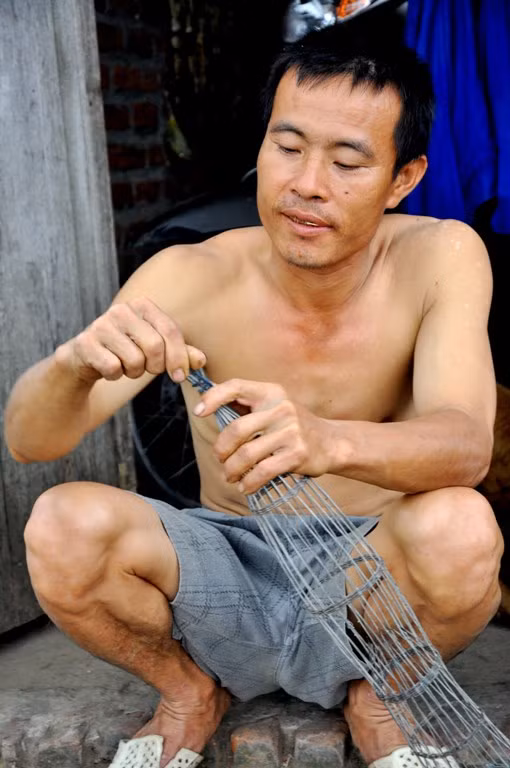 Anh Nguyễn Đức Hải, thôn 3, xã Canh Nậu (Thạch Thất, Hà Nội) đang chuẩn bị, sửa sang lại các phương tiện để đi săn chuột trong buổi tối.