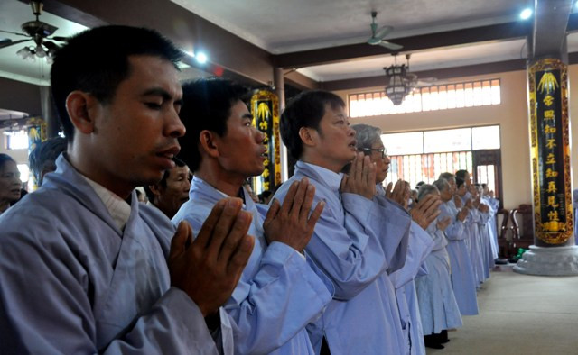 Mọi người cùng chắp tay đọc kinh khấn nguyện Mọi người cùng chắp tay đọc kinh khấn nguyện