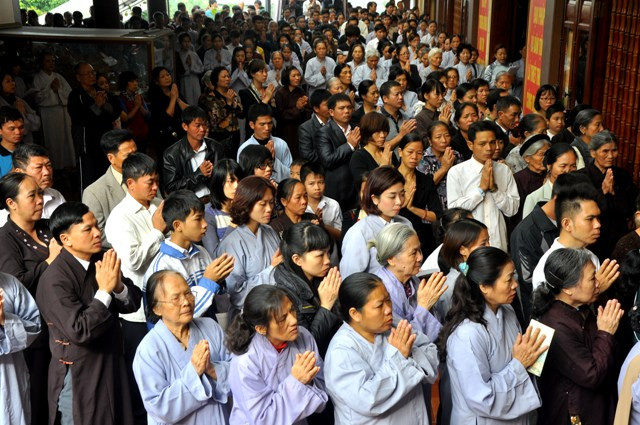 Từ trong các Giảng đường đến khu vực hành lang đều chật kín các tăng ni và người dân thành kính cầu nguyện cho Đại tướng. Từ trong các Giảng đường đến khu vực hành lang đều chật kín các tăng ni và người dân thành kính cầu nguyện cho Đại tướng.