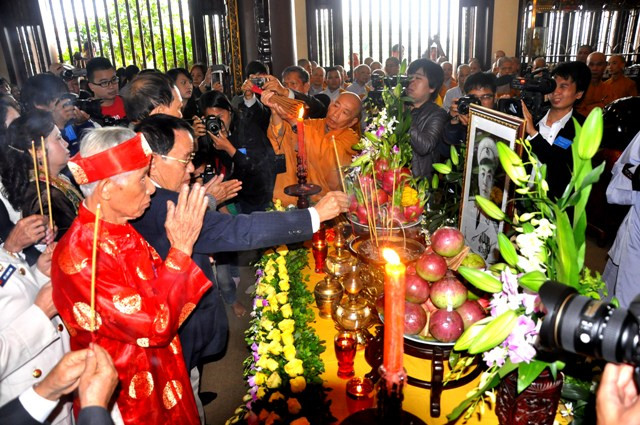 Các đại diện gia đình nhà Vũ – Võ dâng hương tưởng nhớ Đại tướng Võ Nguyên Giáp. Các đại diện gia đình nhà Vũ – Võ dâng hương tưởng nhớ Đại tướng Võ Nguyên Giáp.