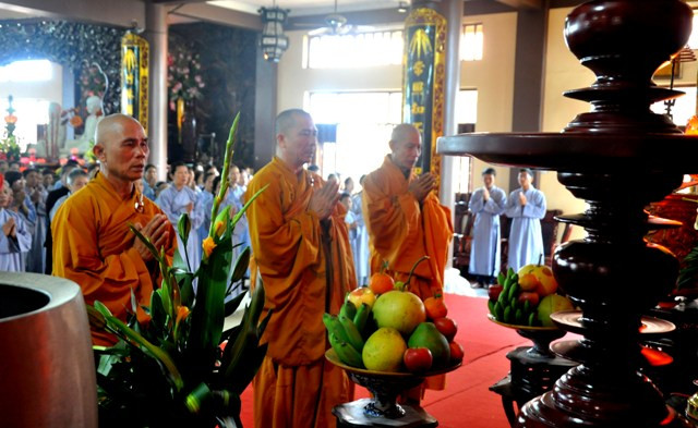 Các sư thầy trong Thiền viện Sùng Phúc làm lễ cầu siêu Đại tướng trong không khí trang nghiêm. Các sư thầy trong Thiền viện Sùng Phúc làm lễ cầu siêu Đại tướng trong không khí trang nghiêm.