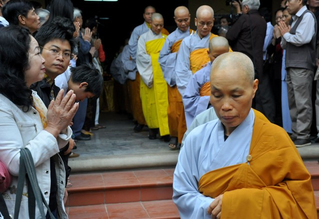 Hơn 8 giờ, đoàn nghi lễ Thiền viện Sùng Phúc bắt đầu tiến về khu ban thờ Đại tướng (tầng 2). Hơn 8 giờ, đoàn nghi lễ Thiền viện Sùng Phúc bắt đầu tiến về khu ban thờ Đại tướng (tầng 2).