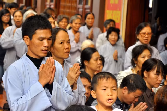 Từ những người già cho đến trẻ nhỏ… Từ những người già cho đến trẻ nhỏ…