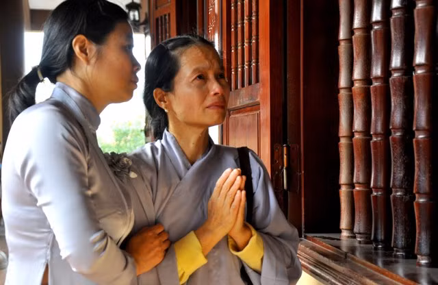 Người phụ nữ không kìm nổi nước mắt trong khi làm lễ dâng hương Đại tướng. Người phụ nữ không kìm nổi nước mắt trong khi làm lễ dâng hương Đại tướng.