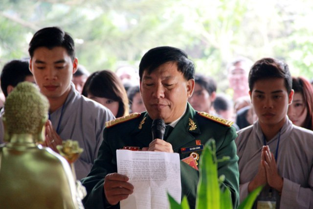 Trước buổi lễ, đại diện cho dòng họ Vũ – Võ, ông Vũ Đức Cảnh, gửi lời cảm ơn chân thành tới các sư thầy cùng toàn thể các phật tử và người dân đã đến tham dự buổi lễ dâng hương Đại tướng. Trước buổi lễ, đại diện cho dòng họ Vũ – Võ, ông Vũ Đức Cảnh, gửi lời cảm ơn chân thành tới các sư thầy cùng toàn thể các phật tử và người dân đã đến tham dự buổi lễ dâng hương Đại tướng.