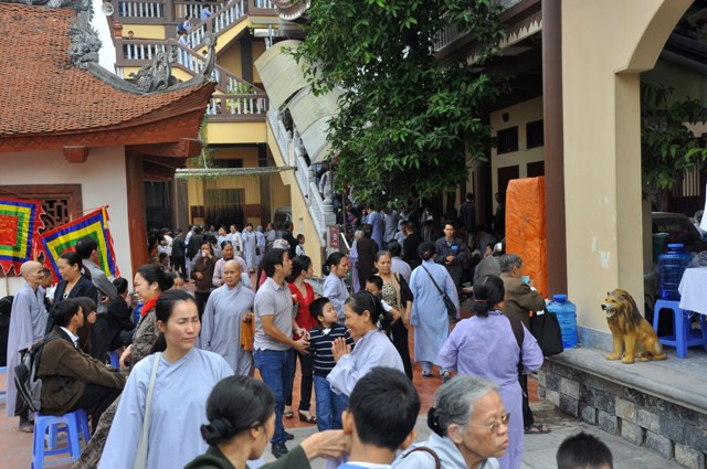 Khuân viên Thiền viện rất đông, mọi người đến Thiền viện Sùng Phúc dâng hương và tham dự lễ cầu siêu đúng vào 49 ngày Đại tướng qua đời. Khuân viên Thiền viện rất đông, mọi người đến Thiền viện Sùng Phúc dâng hương và tham dự lễ cầu siêu đúng vào 49 ngày Đại tướng qua đời.