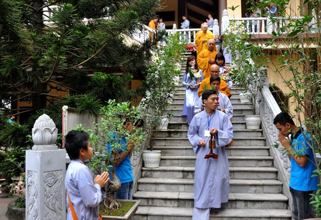 Hơn 9h30, buổi lễ dâng hương kết thúc, mọi người được vào thắp hương trước ban thờ Đại tướng Hơn 9h30, buổi lễ dâng hương kết thúc, mọi người được vào thắp hương trước ban thờ Đại tướng
