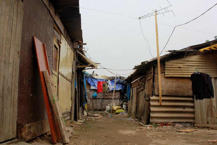 Khung cảnh hoang tàn và tiêu điều nơi xóm nghèo