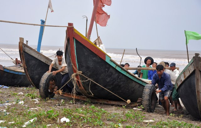 Khẩn trương đưa thuyền vào bãi đề phòng nước lên sẽ trôi mất thuyền. Khẩn trương đưa thuyền vào bãi đề phòng nước lên sẽ trôi mất thuyền.